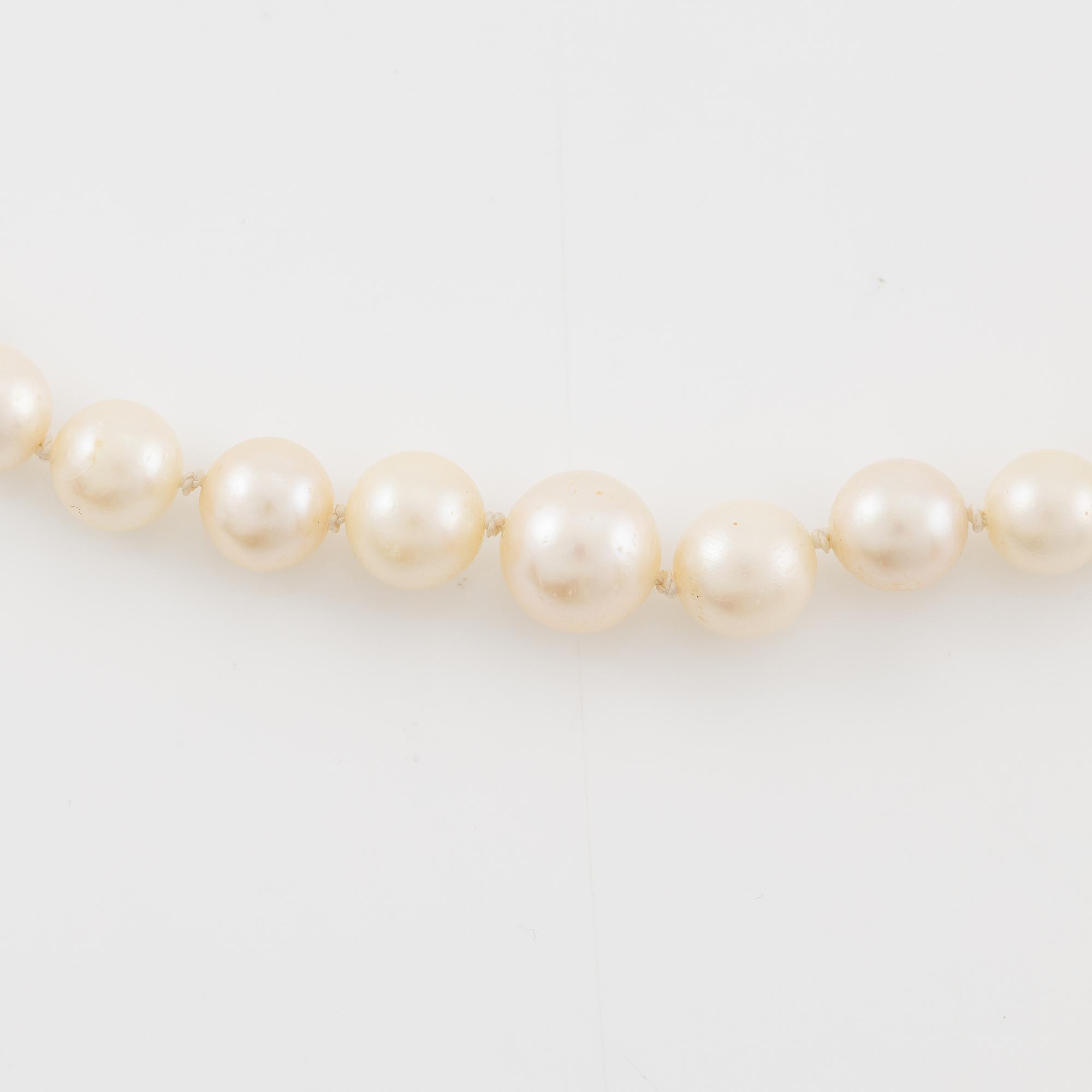 Necklace, with graduated cultured pearls, clasp in 18K gold.