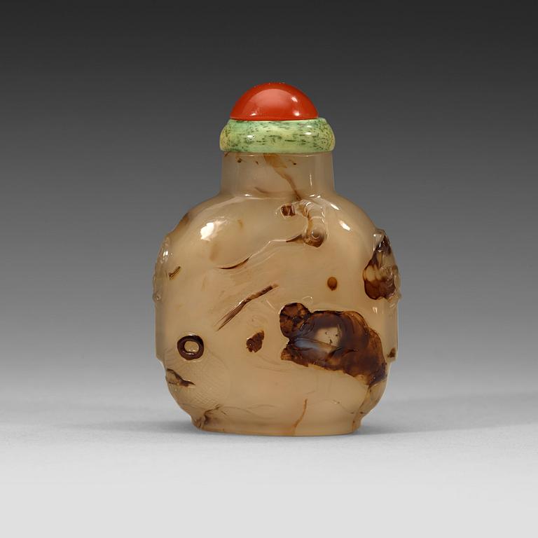 A carved chalcedony snuff bottle, Qing dynasty, 19th century.