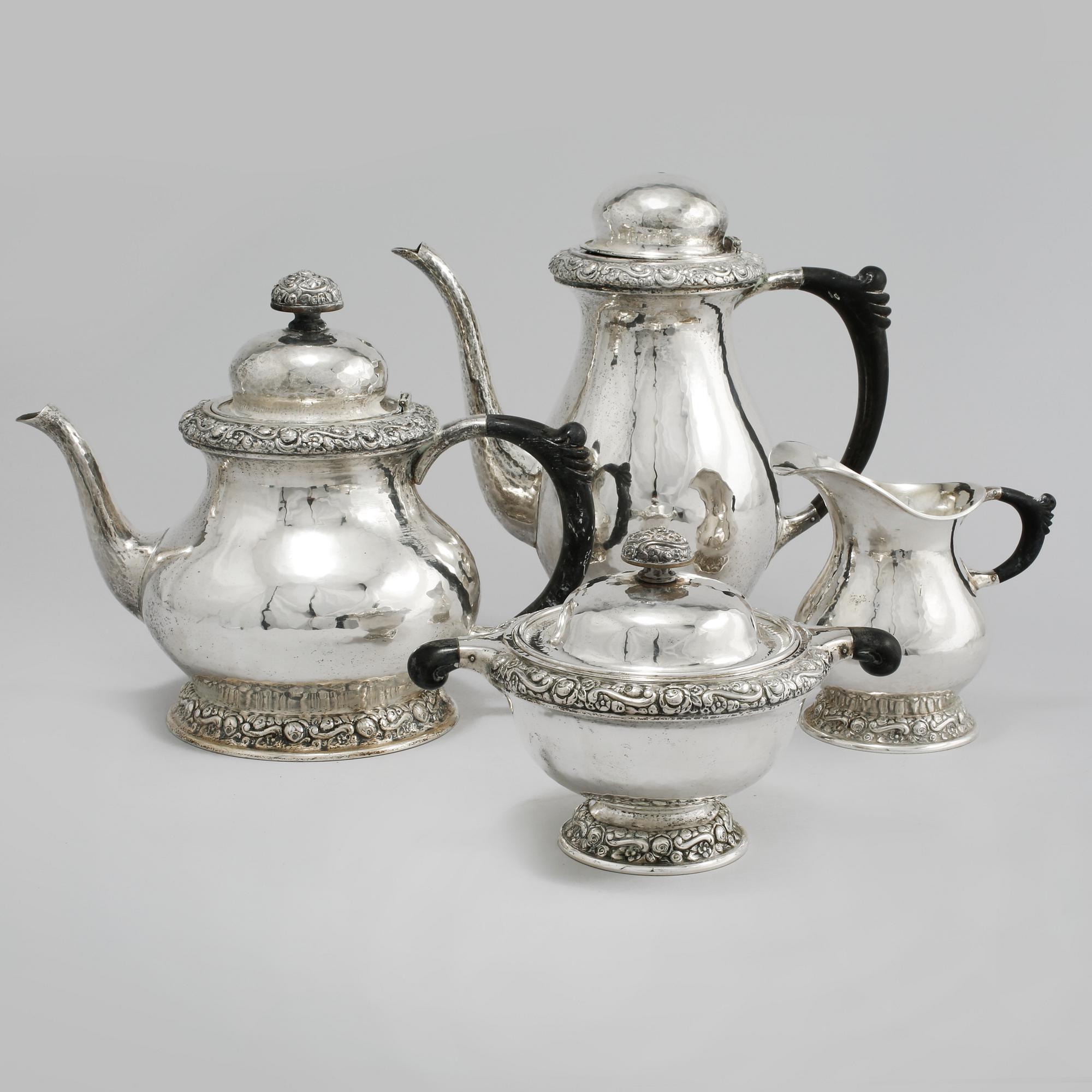 KAFFE- och TESERVIS, 4 delar, silver, svenska importstämplar, 1900-talets första hälft, total vikt 2070 g.