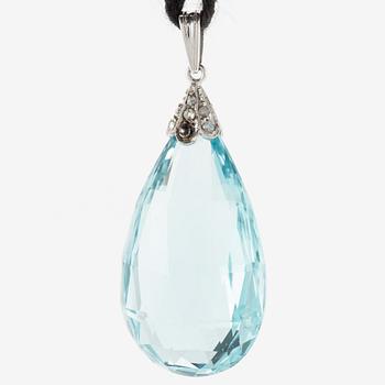 Hänge platina med briolettslipad akvamarin och rosenslipade diamanter.