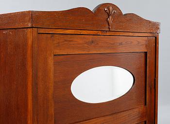 KLÄDSKÅP, 1900-talets första hälft.