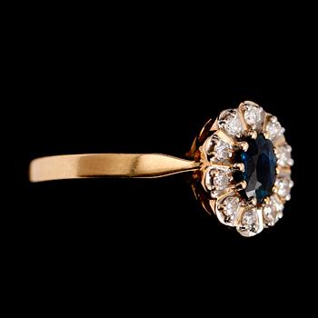 RING, 18 k guld, safir samt diamanter tot ca 0.20 ct enl gravyr. Total vikt ca 4 gr.