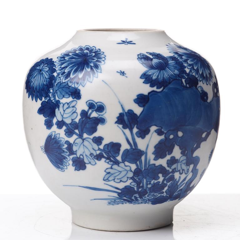 A blue and white Transitional vase, 17th Century.