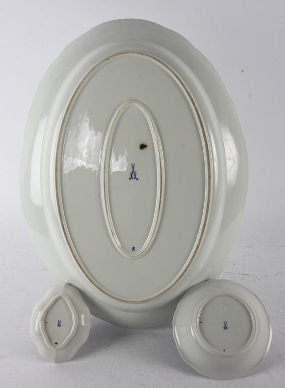 STEKFAT OCH SKÅLFAT, 3 delar, porslin, Meissen, "lökmönstrad".