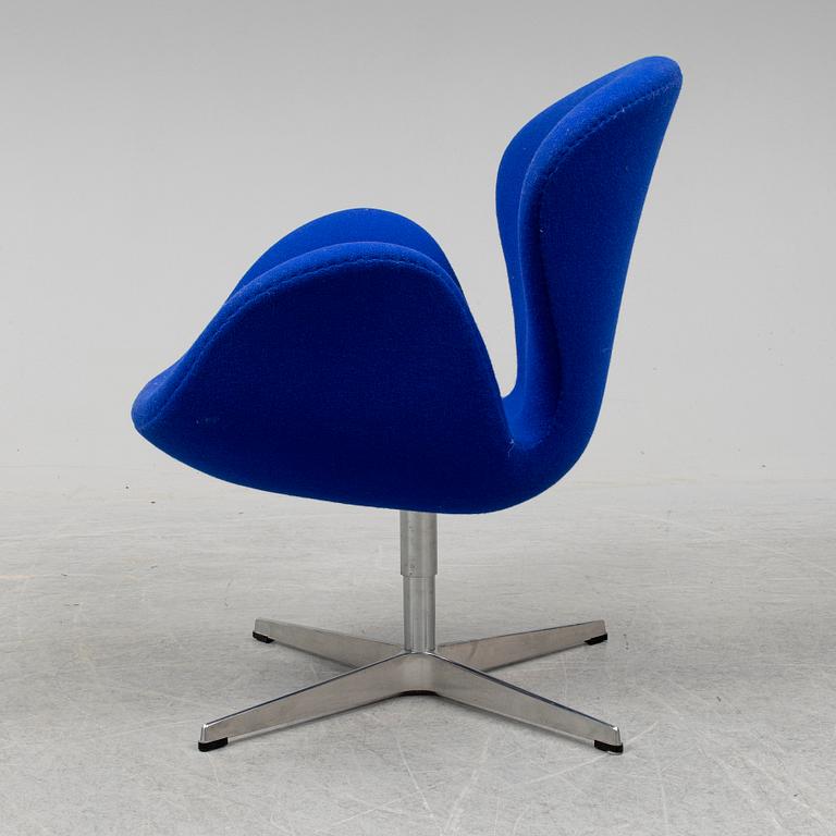 ARNE JACOBSEN, fåtölj, "Svanen", Fritz Hansen, Danmark, 2006.