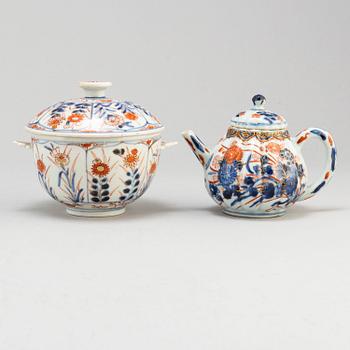 A imari teapot with cover and bowl with cover, Qing dynasty, Kangxi (1662-1722) and 18th century.