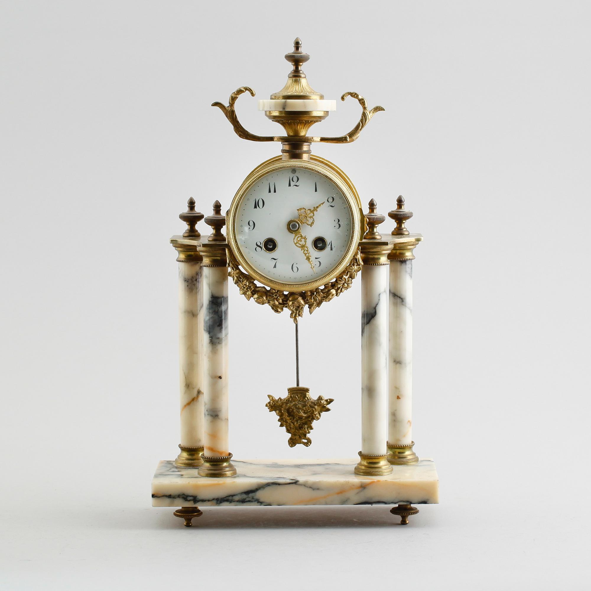 BORDSPENDYL, mässing och marmor, gustaviansk stil, 1900-talets första hälft.