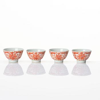 A set of four iron red cups and a famille rose box with cover, late Qing dynasty.