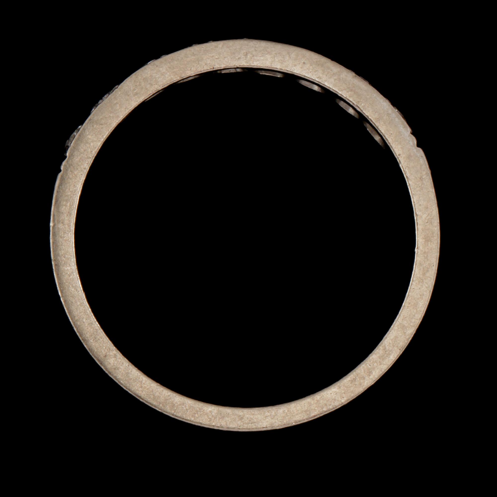 RING, 18k vitguld med 9 briljantslipade diamanter, Hans Strömdahl, Stockholm, 1975. Vikt 3,8 g.