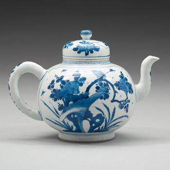 An unusually large blue and white punsch pot with cover. Qing dynasty, Kangxi (1662-1722).