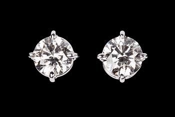 1085. ÖRHÄNGEN, vardera briljantslipad diamant, 0.71 ct/st.