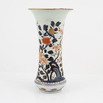 A Japanese imari vase, Edo period (1666-1867).