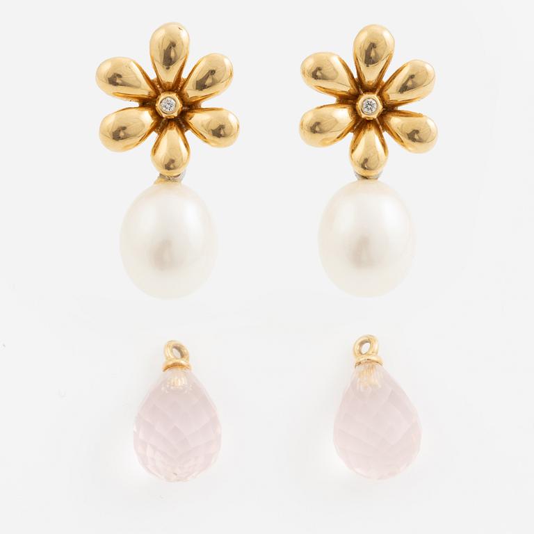Ole Lynggaard, a pair of earrings in 18K gold set with round brilliant-cut diamonds.