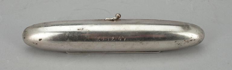 SIKARIKOTELO, hopeaa, Auran kultaseppä Oy, Turku 1947. Paino n. 51 g.