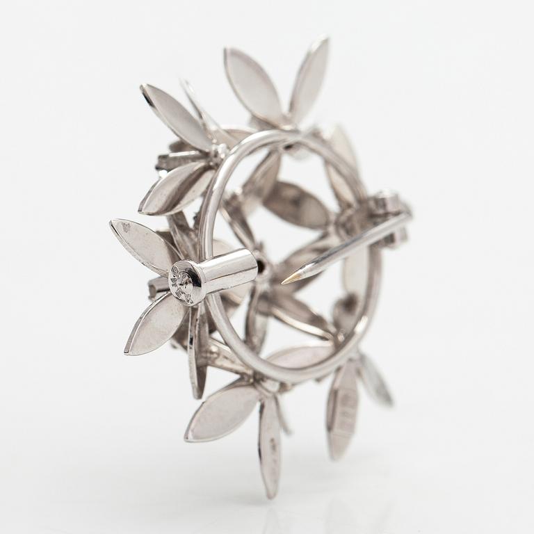An 18K white gold brooch with diamonds ca. 0.10 ct in total. Unoarre, Italy.