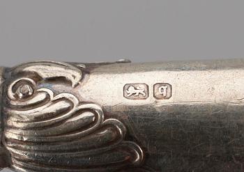 HEDELMÄVEITSIÄ, 6 kpl, hopeaa, Suomi, paino noin 166 g, ja VOIVEITSIÄ, 6 kpl, kahvat hopeaa, Birmingham, Englanti 1908.