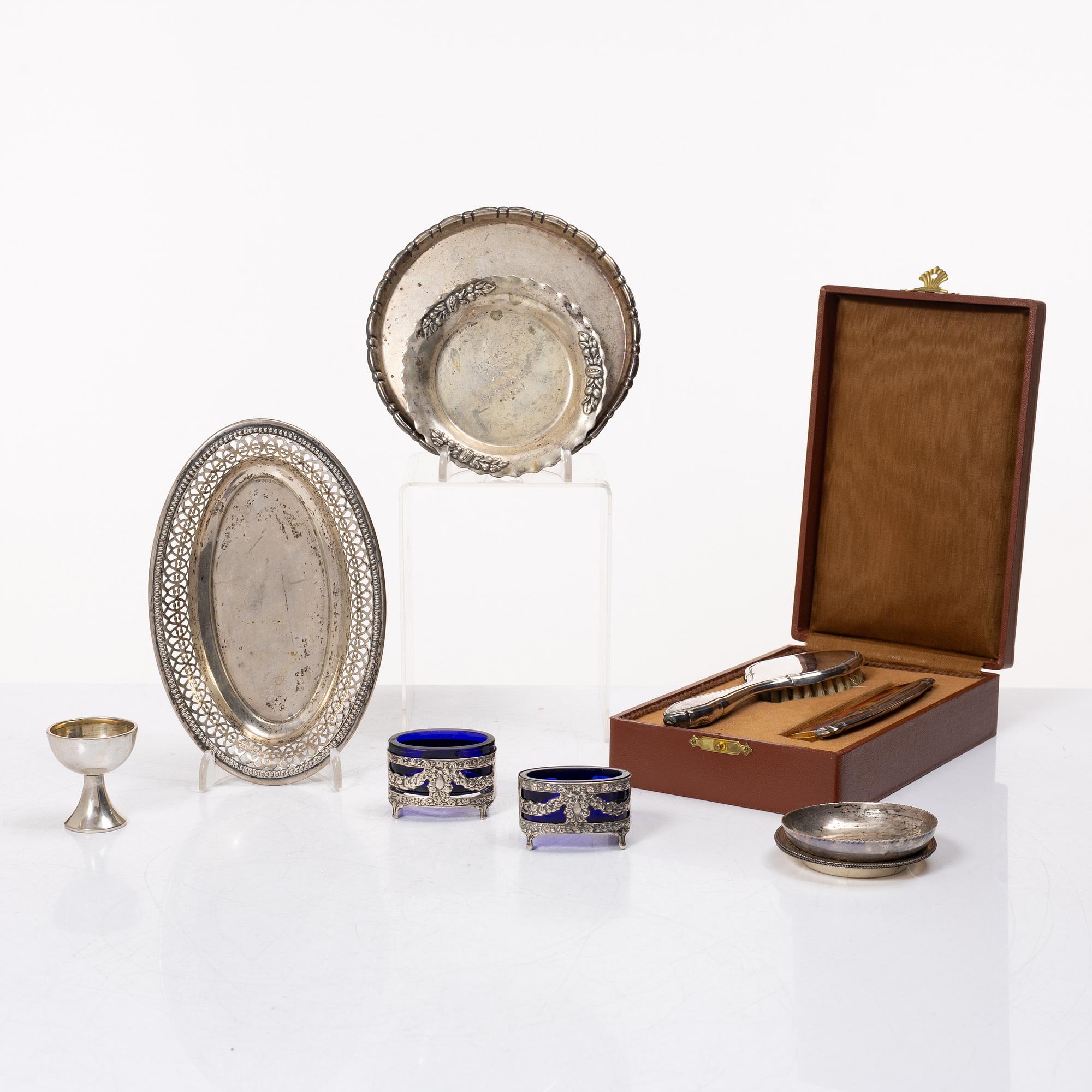 Skål, bägare, borste, kam, ett par saltkar samt 6 st fat, silver.