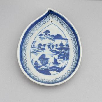 Serveringsfat, 3 stycken, porslin, Kina, Qingdynastin, Qianlong (1736-1795) samt Jiaqing (1796-1820).