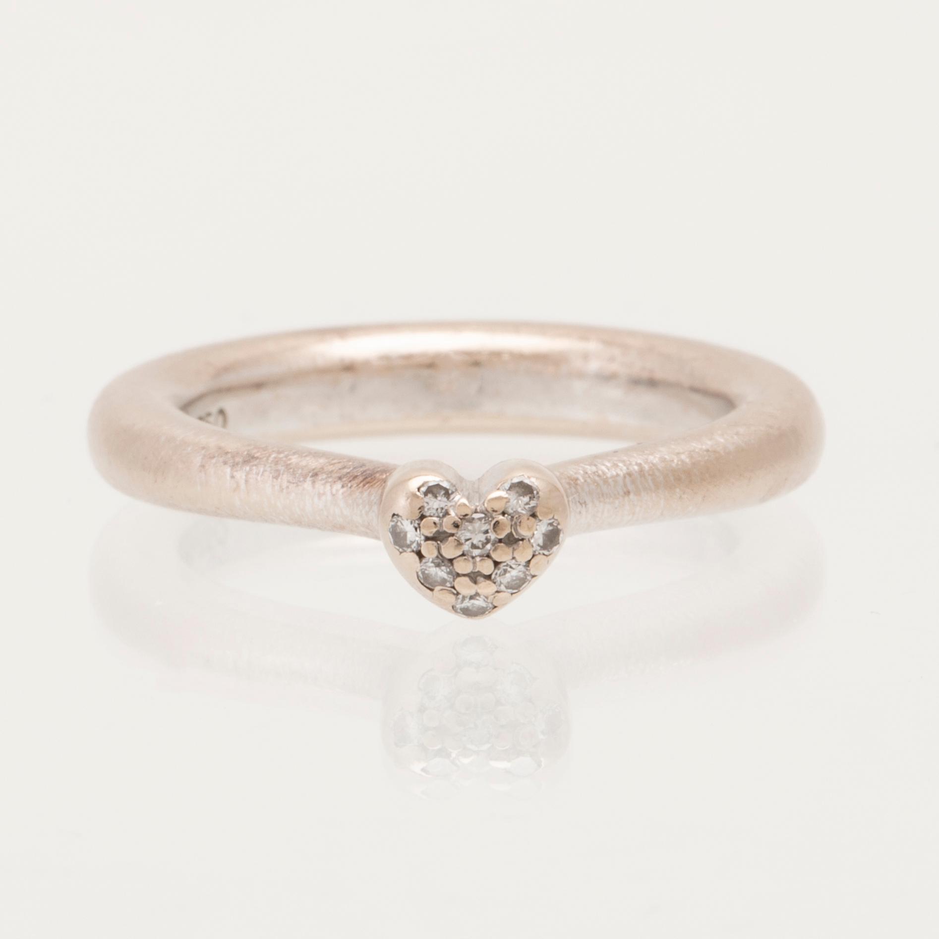 Ole Lynggaard ring "Heart" 18K vitguld med runda briljantslipade diamanter.