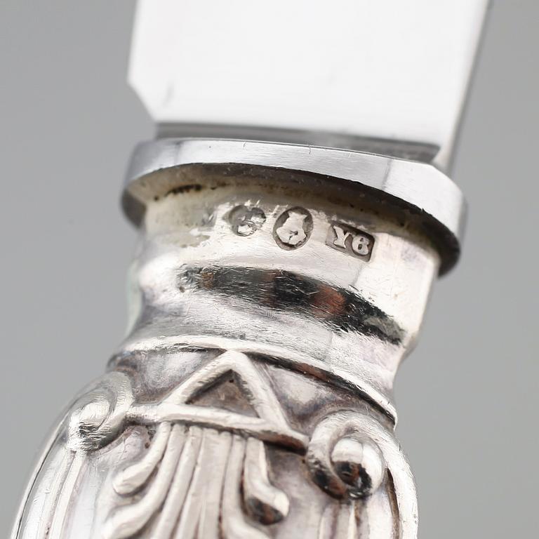 MATKNIVAR, 6 st samt OSTKNIV, silver, Gustaf Möllenborg, Stockholm 1901/1912. Total vikt ca 619 g.