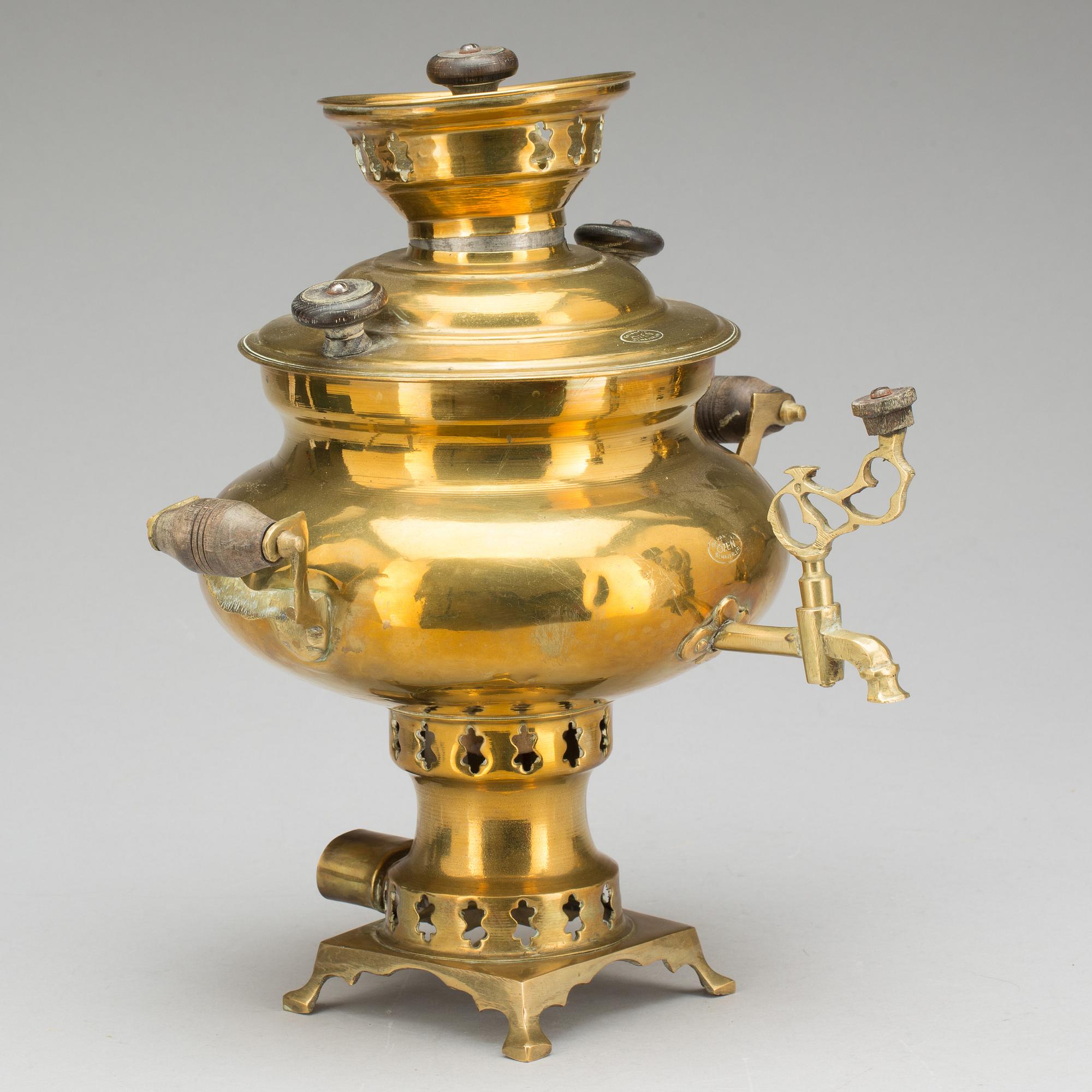 VATTENKOKARE samt SAMOVAR, mässing, 1900-tal.