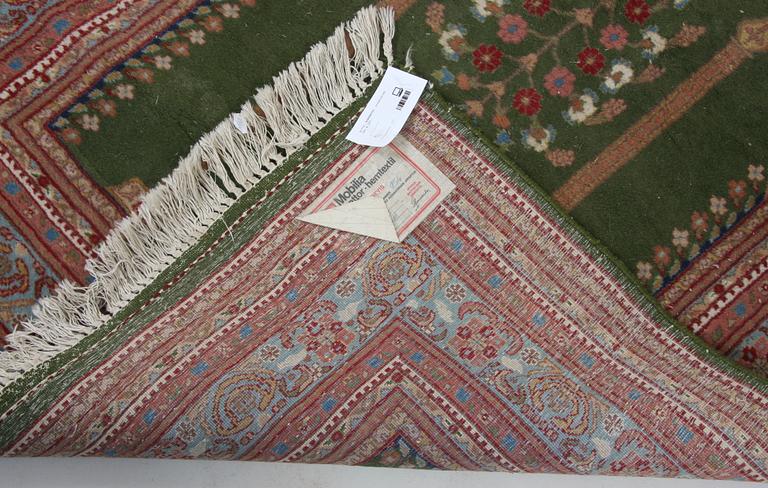 BÖNEMATTA, orientalisk. 186 x 122.