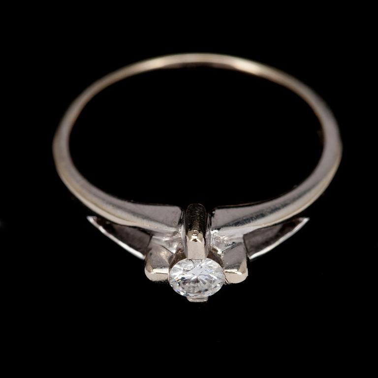 RING, vitguld 14K, briljantslipad diamant 0,18 ct. Vikt 3,2 g.  Intyg.