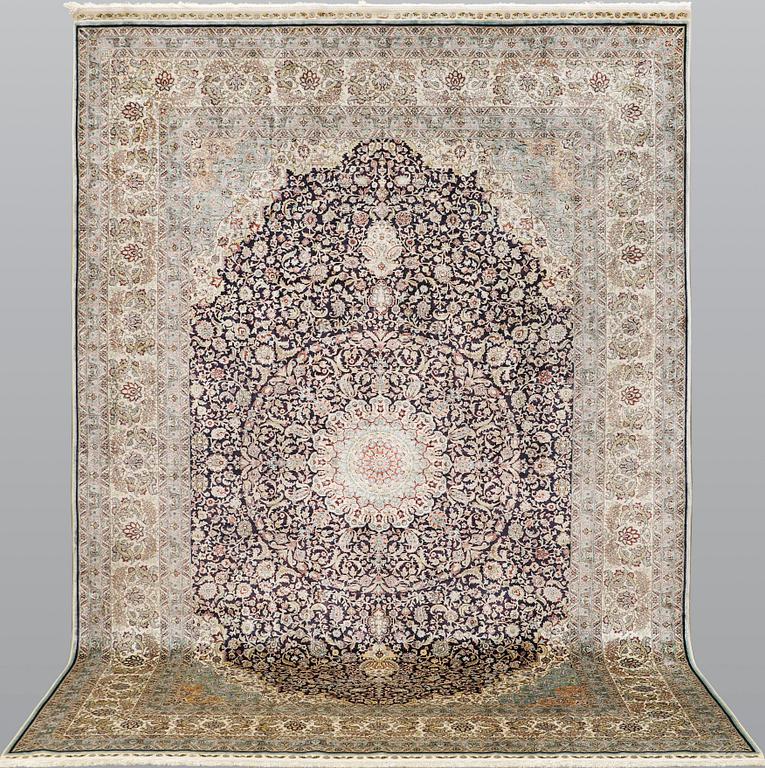 A carpet, Oriental silk, ca 297 x 202 cm.
