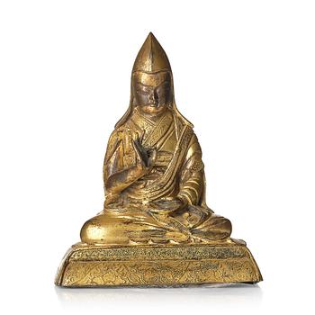 909. A gilt bronze figure of a Lama, Tibeto-Chinese, 18th/19th century.