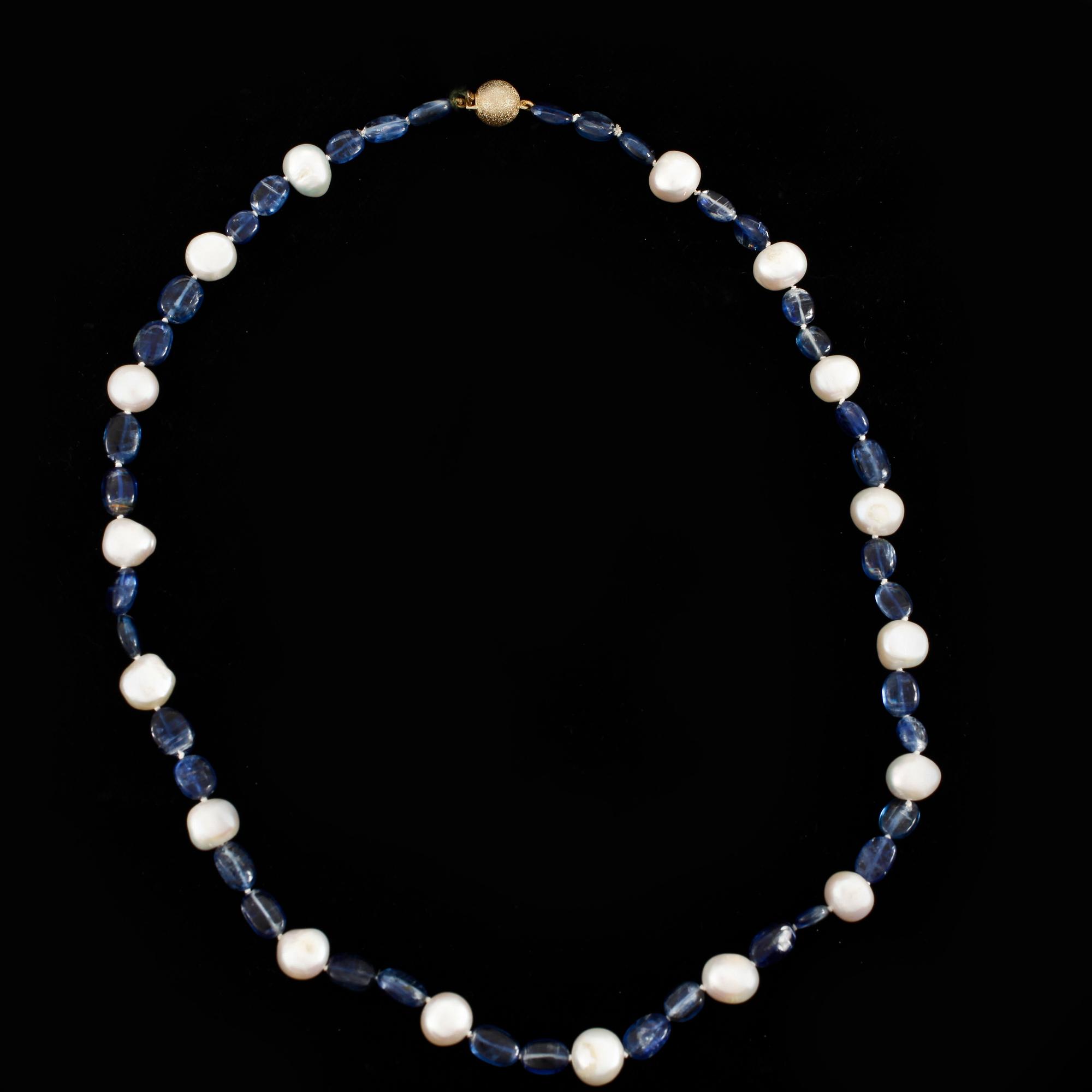 PARTI ODLADE PÄRLOR, 3 rader var av ett med 18k guldlås.