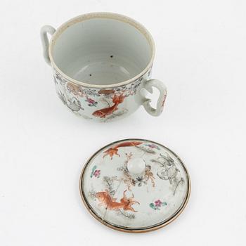 A porcelain cup with cover, China, 18th century.