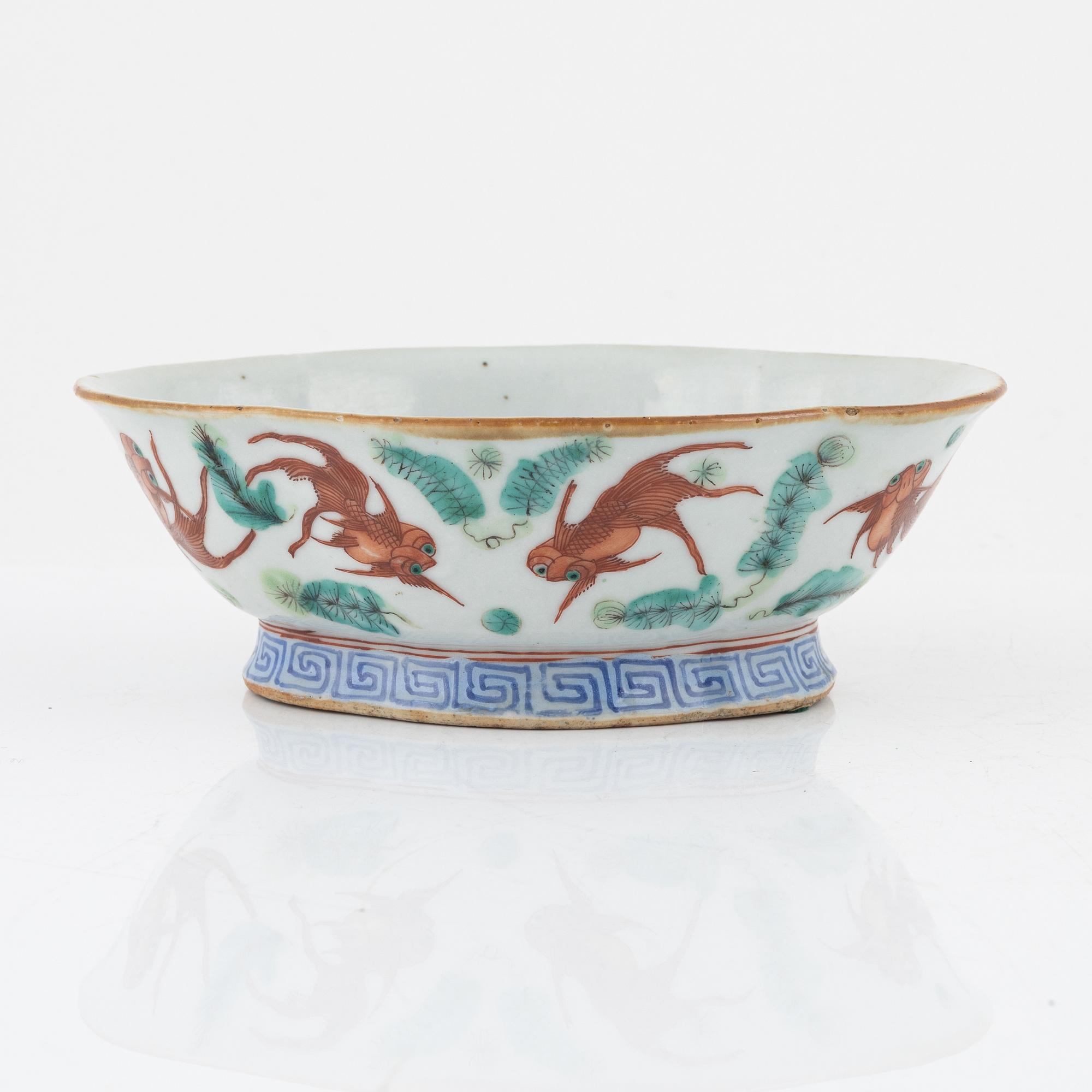 A Chinese enamelled serving dish, Qing dynasty, 19th century.