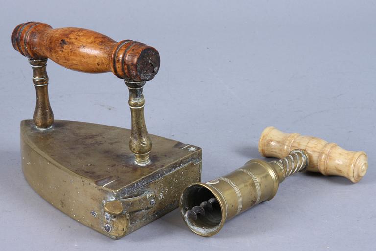 MORTLAR, 2 sT, STRYKJÄRN samt KORKSKRUV, bl a Skultuna, 1800-tal.