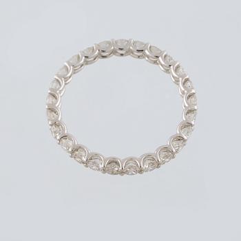RING, 18K vitguld med 25 briljantslipade diamanter, 1.65 ct. Vikt 1,6 gram.