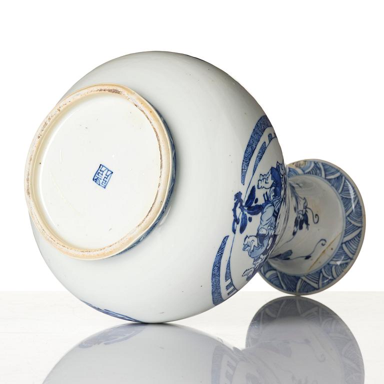A blue and white 'Yuhuchunping' vase, Qing dynasty, 17th century.