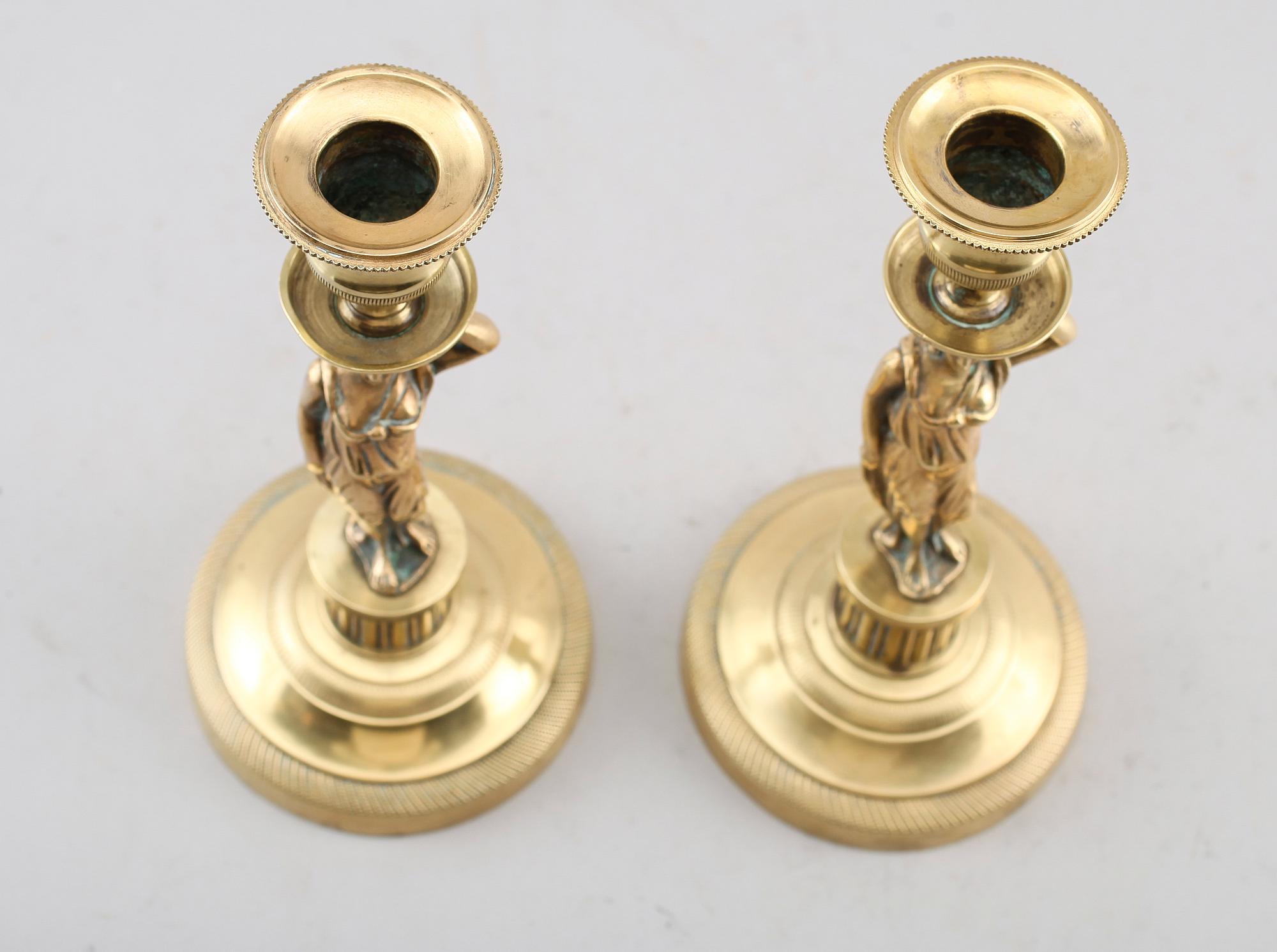 LJUSSTAKAR, 1 par, förgylld mässing, sengustavianska, omkring år 1800.