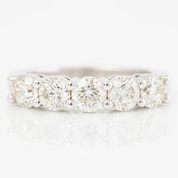 Ring halvallians, 18K vitguld med fem briljantslipade diamanter.