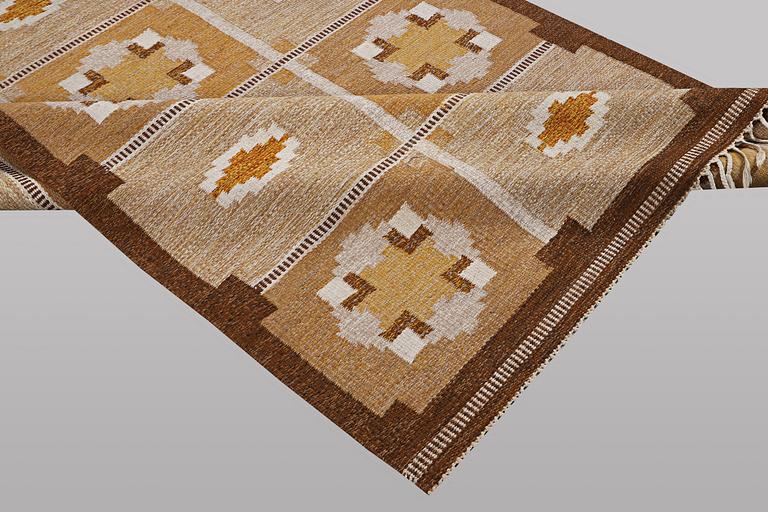 Ingegerd silow, a flat weave carpet, signed IS, ca 228 x 167 cm.