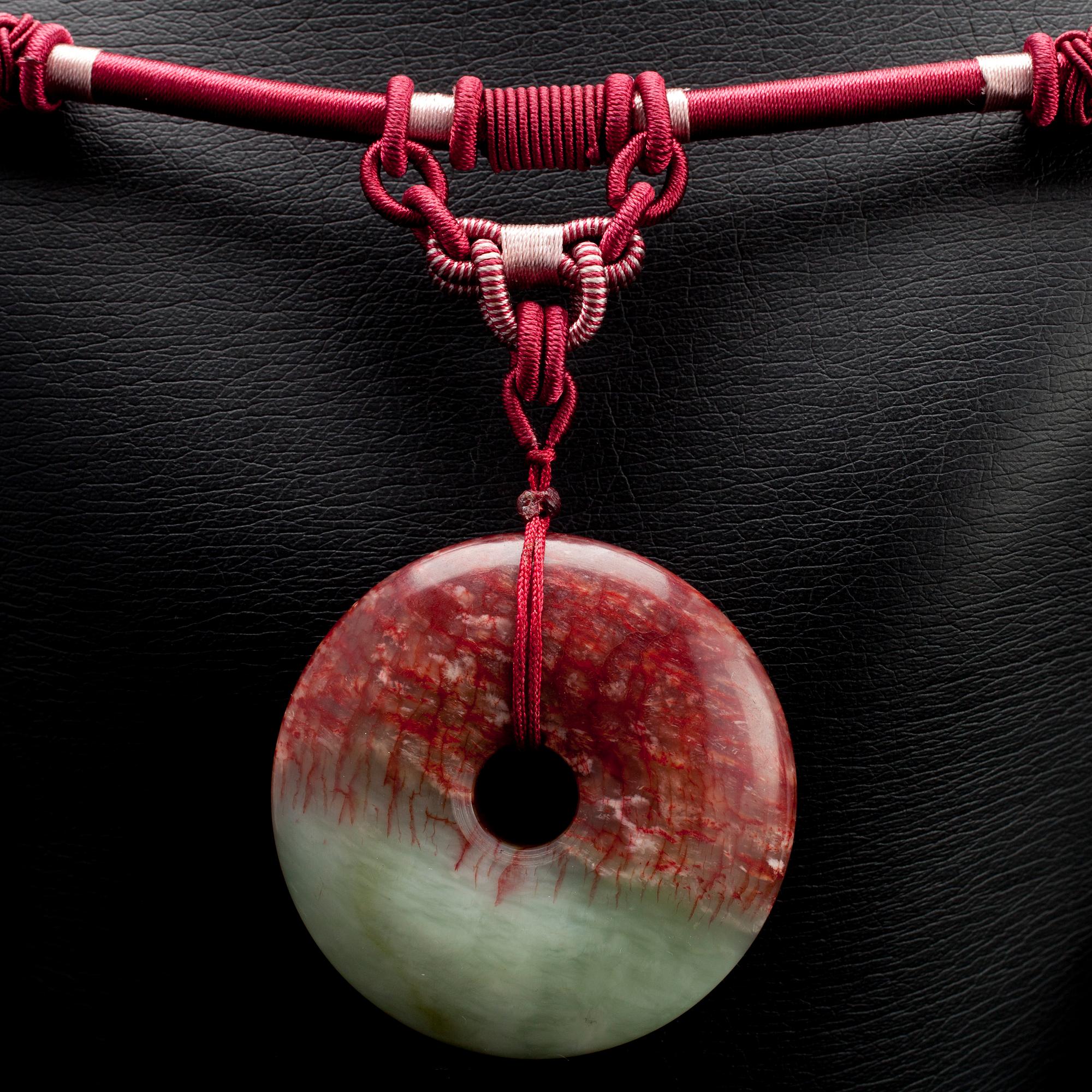 HALSBAND, siden och jadeit, nyproduktion.