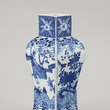 A blue and white squared vase, Qing dynasty, late 19th/early 20th century.