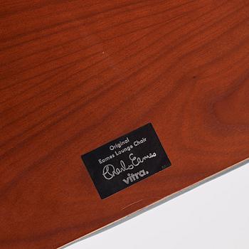 Charles & Ray Eames, fåtölj med fotpall, "Lounge Chair & Ottoman", Vitra, ca 2006.
