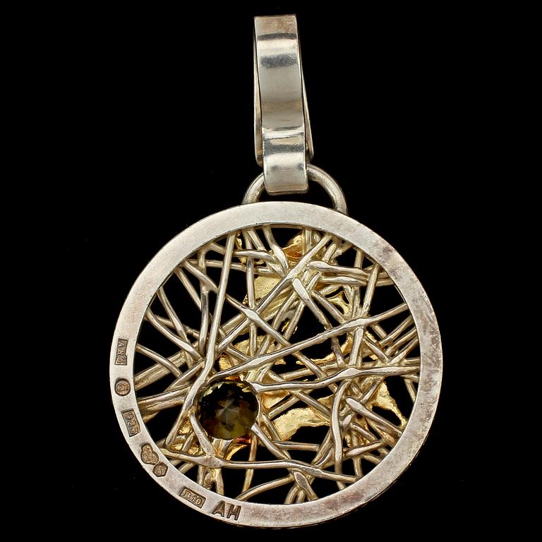 HÄNGE, sterlingsilver samt fasettslipad citrin, Anders Högberg, Göteborg, 1976. Vikt 22 g.