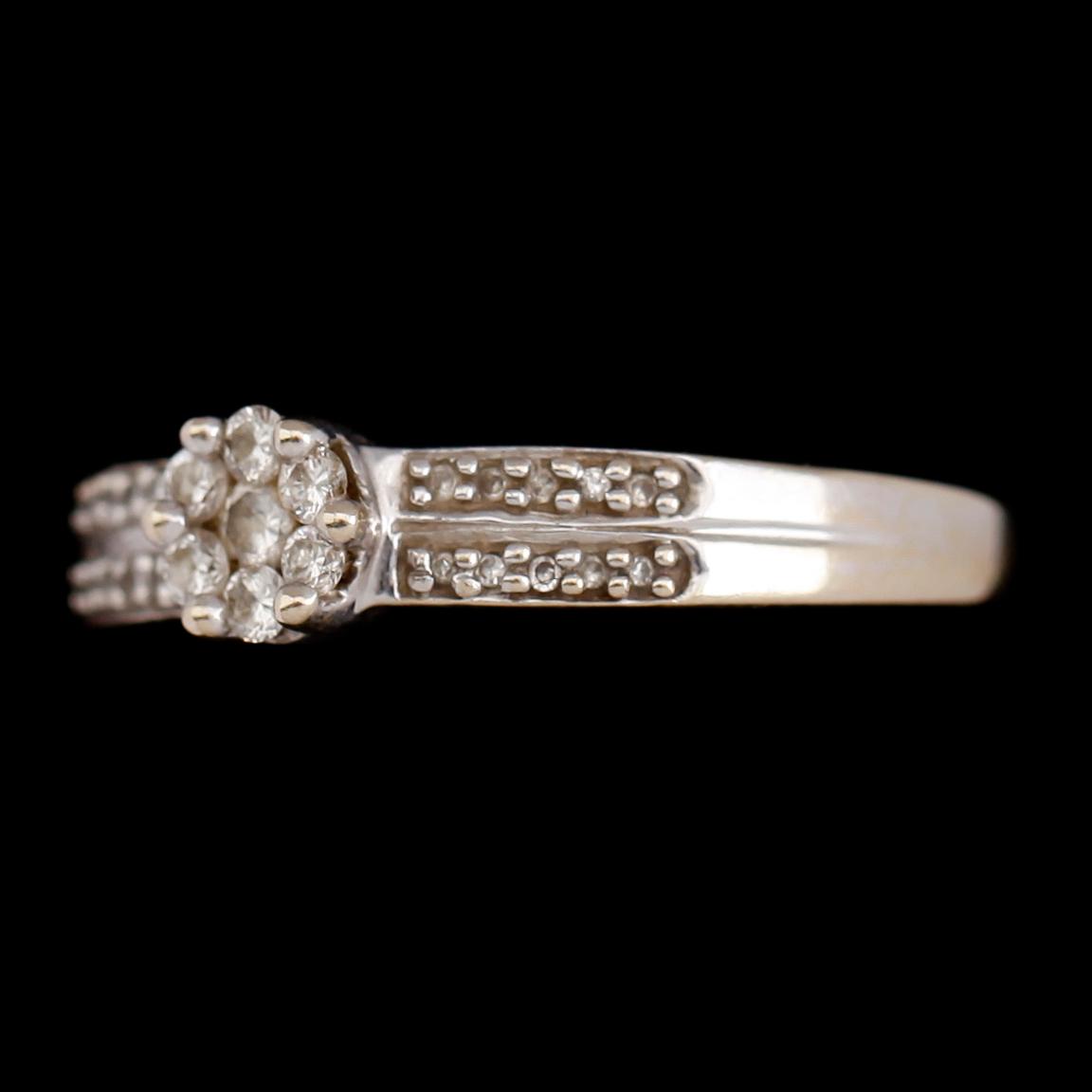 RING, 18 k vitguld och briljantslipade diamanter. Total vikt 4 g.