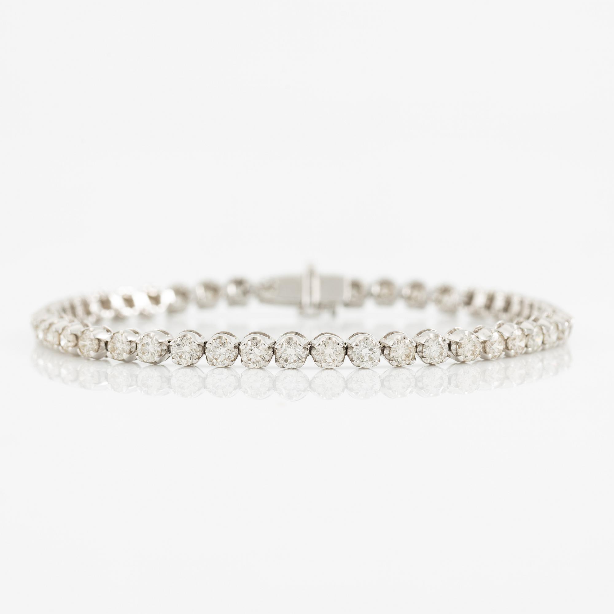 Tennis bracelet 18K white gold with brilliant-cut diamonds.