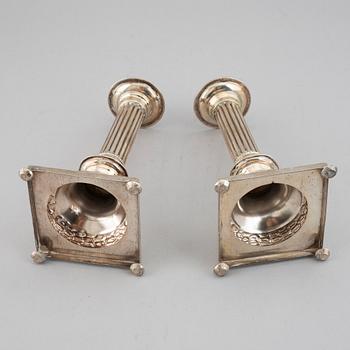 Silver candelsticks.