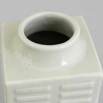 A 20th century Chinese porcelain vase.