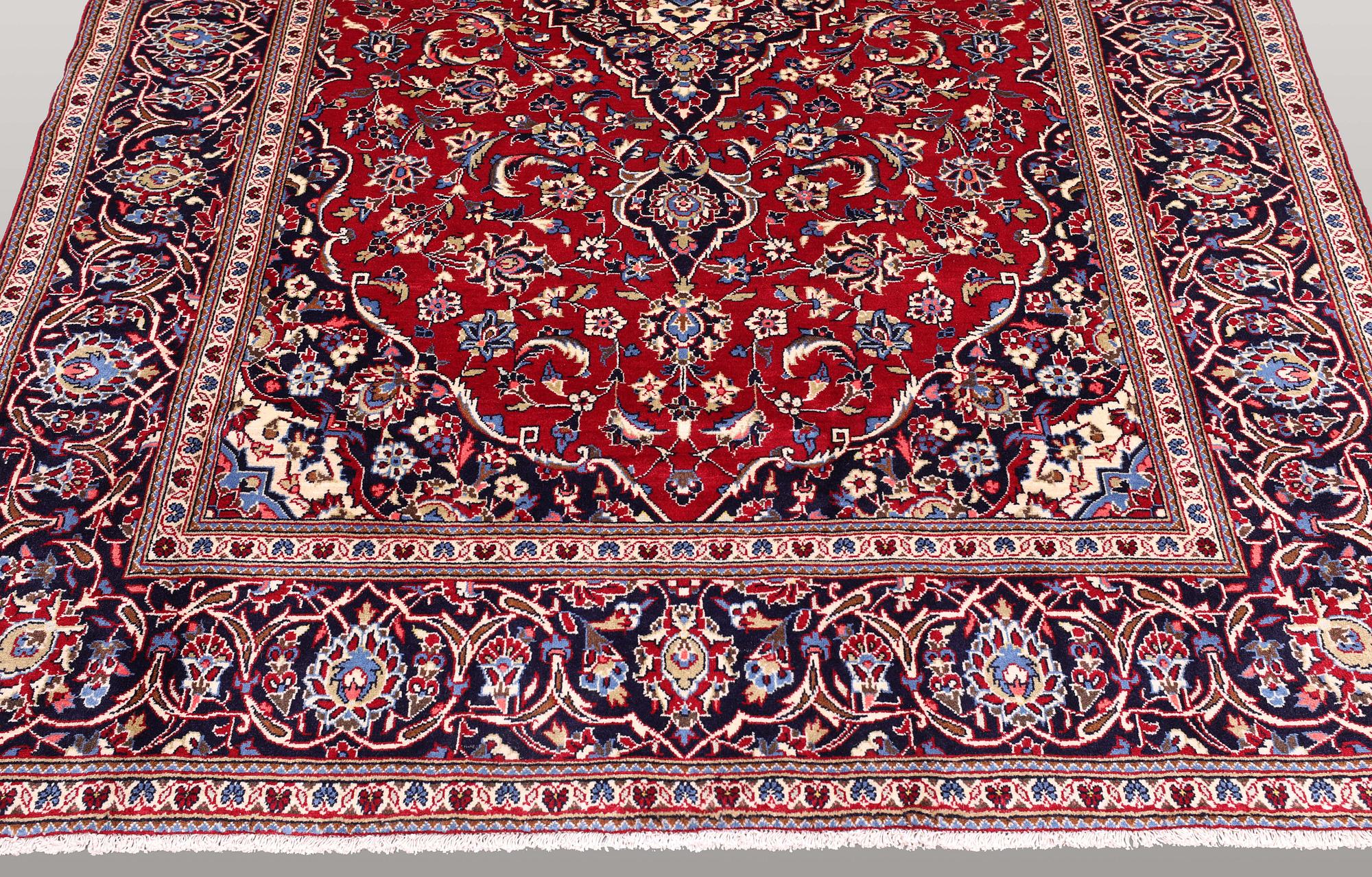 A carpet, Kashan, ca 292 x 196 cm.
