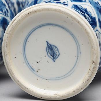 A pair of blue and white vases, Qing dynasty, Kangxi (1662-1722).