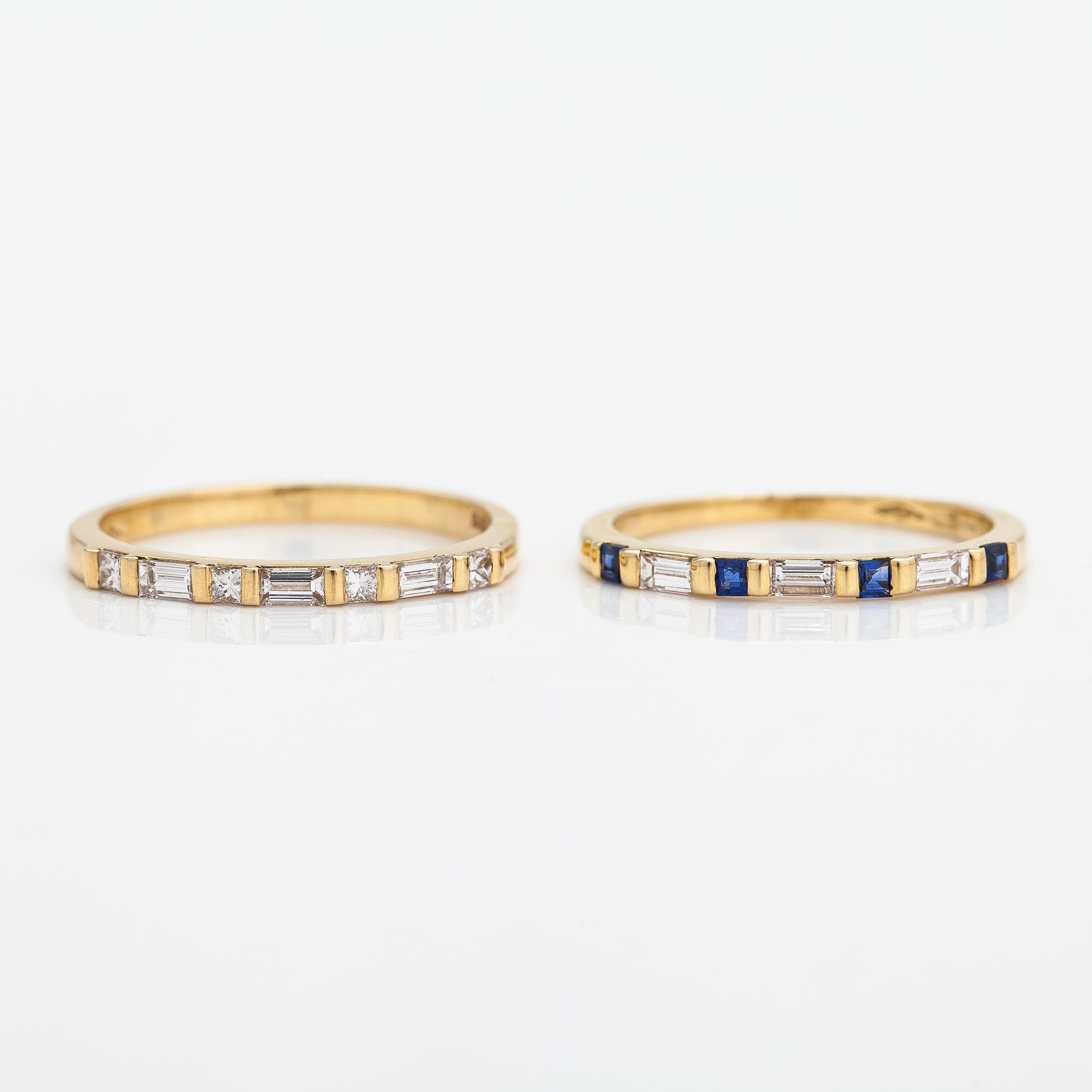 A set of 2 rings made of 18K gold with diamonds ca. 0.39 ct in total and sapphires.
