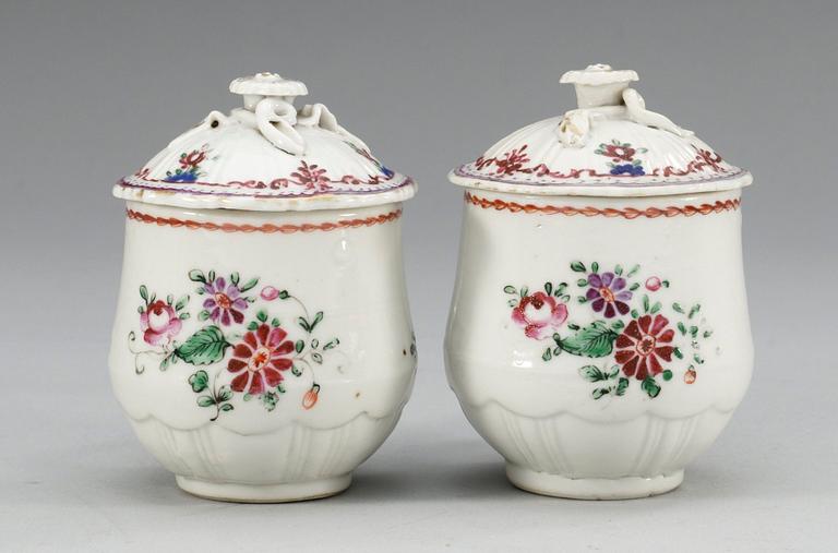 CREMEKOPPAR, ett par, porslin. Qing dynastin. Qianlong (1736-95).